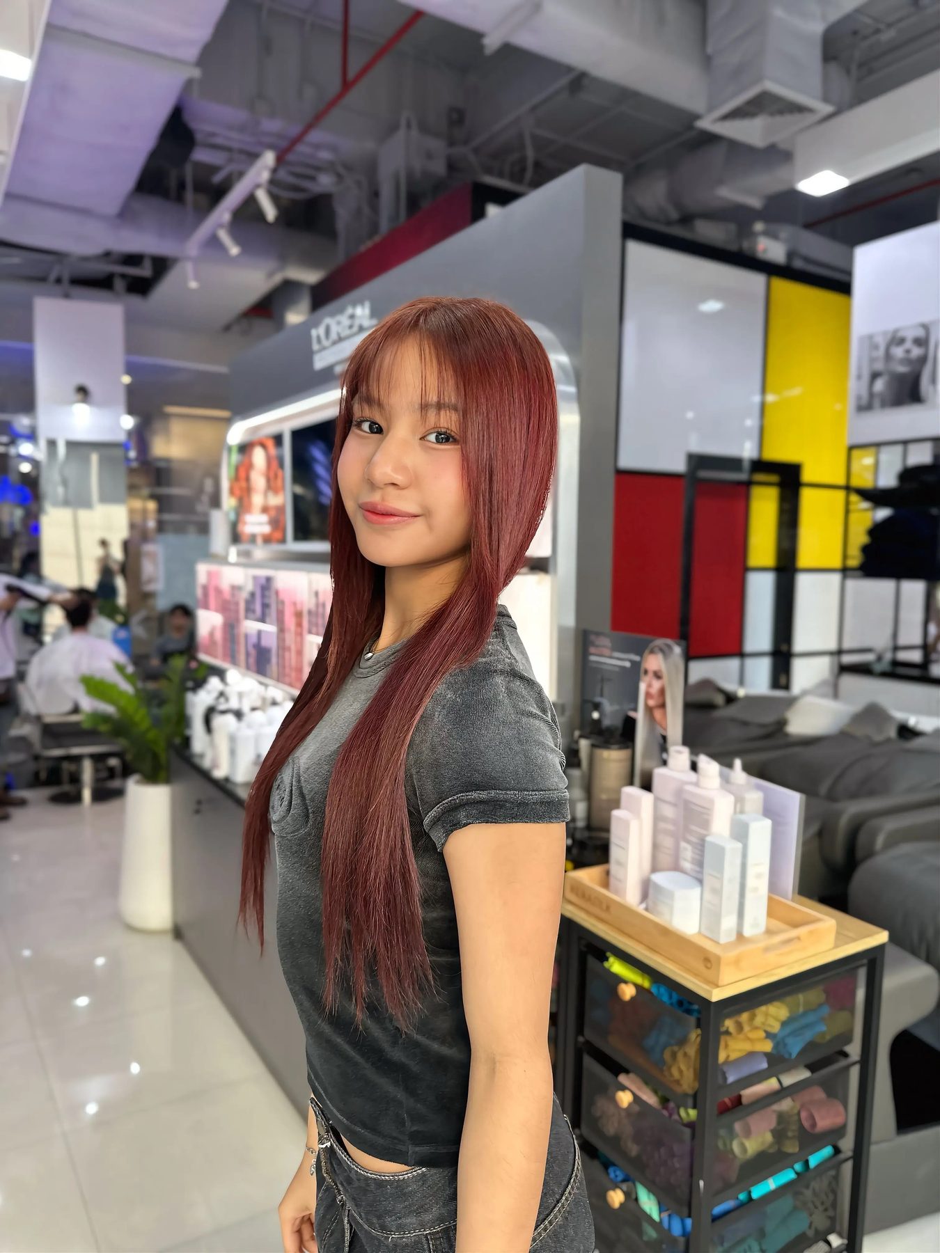 ทำสีผมโทนแดงทอง ผมตรงเงางาม